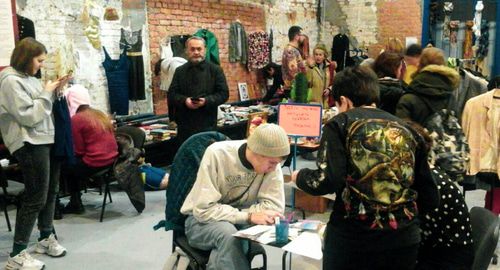 Посетители благотворительной барахолки в поддержку ростовчан Яна Сидорова и Владислава Мордасова. Фото Рустама Джалилова для "Кавказского узла". Посетители благотворительной барахолки в поддержку ростовчан Яна Сидорова и Владислава Мордасова. Фото Рустама Джалилова для "Кавказского узла".