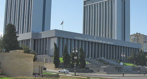 Здание парламента Азербайджана. Interfase Общественное достояние https://ru.wikipedia.org/ Здание парламента Азербайджана. Interfase Общественное достояние https://ru.wikipedia.org/