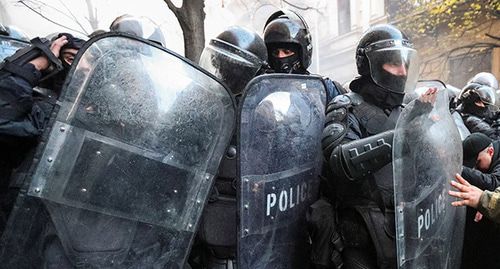 Сотрудники полиции. Фото: REUTERS/Irakli Gedenidze Сотрудники полиции. Фото: REUTERS/Irakli Gedenidze