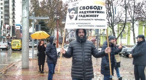 Правозащитник Зияутдин Увайсов участвует в одиночном пикете в защиту Абдулмумина Гаджиева. 2 декабря 2019 года. Фото Ильяса Капиева для "Кавказского узла" Правозащитник Зияутдин Увайсов участвует в одиночном пикете в защиту Абдулмумина Гаджиева. 2 декабря 2019 года. Фото Ильяса Капиева для "Кавказского узла"