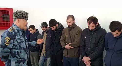 Министр внутренних дел Чечни отчитывает в Гудермесском районе мужчин, задержанных по подозрению в употреблении алкоголя и психотропных веществ. Фото: официальный аккаунт МВД Чечни https://www.instagram.com/p/B5k3-STFR-y/ Министр внутренних дел Чечни отчитывает в Гудермесском районе мужчин, задержанных по подозрению в употреблении алкоголя и психотропных веществ. Фото: официальный аккаунт МВД Чечни https://www.instagram.com/p/B5k3-STFR-y/