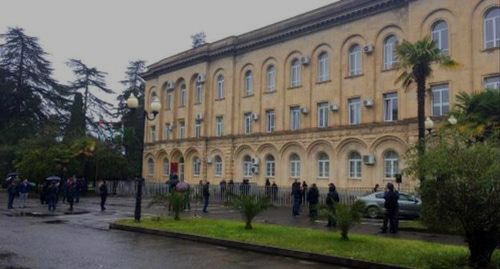 Здание парламента Абхазии. Фото Дмитрия Статейнова для "Кавказского узла". Здание парламента Абхазии. Фото Дмитрия Статейнова для "Кавказского узла".