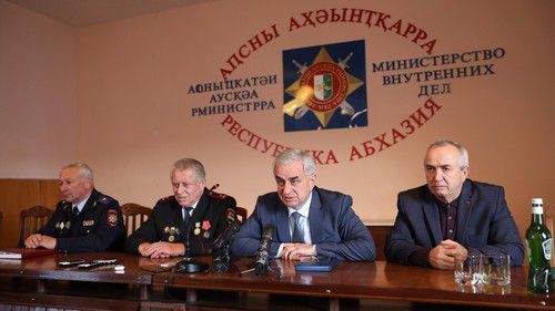 Президент Абхазии Рауль Хаджимба представляет коллективу МВД нового главу ведомства Рауля Смыра. Фото пресс-службы президента Абхазии, https://presidentofabkhazia.org/about/info/news/?ELEMENT_ID=11431 Президент Абхазии Рауль Хаджимба представляет коллективу МВД нового главу ведомства Рауля Смыра. Фото пресс-службы президента Абхазии, https://presidentofabkhazia.org/about/info/news/?ELEMENT_ID=11431