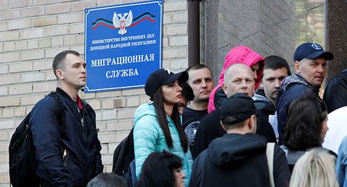 Люди возле миграционной службы. Фото: REUTERS/Alexander Ermochenko Люди возле миграционной службы. Фото: REUTERS/Alexander Ermochenko
