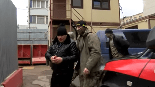 Силовики с одним из задержанных по делу об убийстве Ибрагима Эльджаркиева. Кадр видео СК https://www.youtube.com/watch?v=5OPNjluv32Y Силовики с одним из задержанных по делу об убийстве Ибрагима Эльджаркиева. Кадр видео СК https://www.youtube.com/watch?v=5OPNjluv32Y