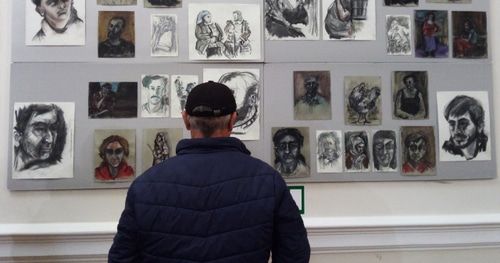 Посетитель выставки в Буйнакске. Фото Расула Магомедова для «Кавказского узла» Посетитель выставки в Буйнакске. Фото Расула Магомедова для «Кавказского узла»