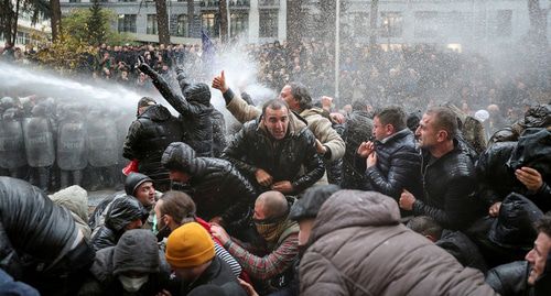 Спецназ использует водометы для разгона демонстрантов во время акции протеста против правительства и для требования досрочных парламентских выборов в Тбилиси, Грузия, 18 ноября 2019 года. REUTERS/Irakli Gedenidze TPX IMAGES of the DAY Спецназ использует водометы для разгона демонстрантов во время акции протеста против правительства и для требования досрочных парламентских выборов в Тбилиси, Грузия, 18 ноября 2019 года. REUTERS/Irakli Gedenidze TPX IMAGES of the DAY
