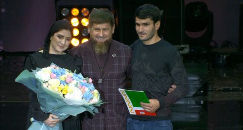 Брат и сестра Сулеймановы, получают в подарок ключи от новой квартиры в г. Грозный Фото: Пресс-служба РОФ имени Героя России Ахмата Кадырова. Брат и сестра Сулеймановы, получают в подарок ключи от новой квартиры в г. Грозный Фото: Пресс-служба РОФ имени Героя России Ахмата Кадырова.