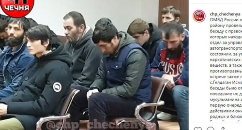 Чеченские полицейские отчитали заподозренных в употреблении алкоголя водителей. Стоп-кадр видео Instagram https://www.instagram.com/p/B55OcLjFbuu/ Чеченские полицейские отчитали заподозренных в употреблении алкоголя водителей. Стоп-кадр видео Instagram https://www.instagram.com/p/B55OcLjFbuu/