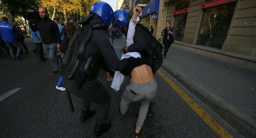 Сотрудники полиции задерживают активиста во время акции протеста в Баку. Фото Азиза Каримова для "Кавказского узла" Сотрудники полиции задерживают активиста во время акции протеста в Баку. Фото Азиза Каримова для "Кавказского узла"