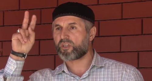 Муса Мальсагов. Скриншот видео канала "Голос народа", https://www.youtube.com/watch?v=9FPiqF5l3Nc Муса Мальсагов. Скриншот видео канала "Голос народа", https://www.youtube.com/watch?v=9FPiqF5l3Nc