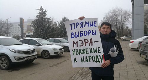 Активист Борис Болеев на пикете в Элисте, 12 декабря 2019 года. Фото Алены Садовской для "Кавказского узла" Активист Борис Болеев на пикете в Элисте, 12 декабря 2019 года. Фото Алены Садовской для "Кавказского узла"