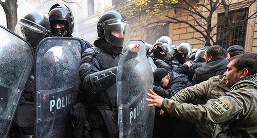 Сотрудники полиции разгоняют участников акции протеста в Тбилиси. Ноябрь 2019 года. Фото: REUTERS/Irakli Gedenidze Сотрудники полиции разгоняют участников акции протеста в Тбилиси. Ноябрь 2019 года. Фото: REUTERS/Irakli Gedenidze