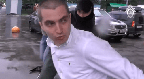 Георгий Гуев в момент задержания. Кадр оперативного видео, опубликованного СКР https://www.youtube.com/watch?v=G-iDevWRDfc Георгий Гуев в момент задержания. Кадр оперативного видео, опубликованного СКР https://www.youtube.com/watch?v=G-iDevWRDfc