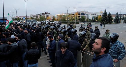 Участники митинга в Магасе. Октябрь 2018 г. Фото: REUTERS/Maxim Shemetov Участники митинга в Магасе. Октябрь 2018 г. Фото: REUTERS/Maxim Shemetov