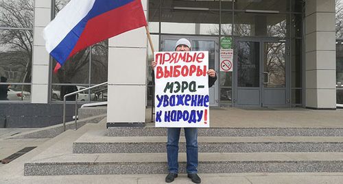 Активист во время пикета в Элисте. 12 декабря 2019 г. Фото Алены Садовской для "Кавказского узла" Активист во время пикета в Элисте. 12 декабря 2019 г. Фото Алены Садовской для "Кавказского узла"