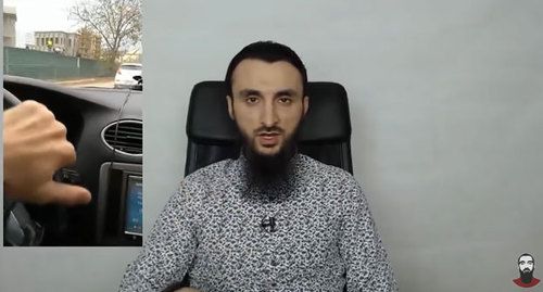 Тумсо Абдурахманов демонстрирует видеоролик Ислама Нуханова. Кадр видео канала Тумсо Абдурахманова https://www.youtube.com/channel/UCgggK05bEJ1BAQ2NTUn4igA Тумсо Абдурахманов демонстрирует видеоролик Ислама Нуханова. Кадр видео канала Тумсо Абдурахманова https://www.youtube.com/channel/UCgggK05bEJ1BAQ2NTUn4igA
