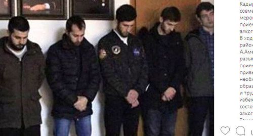 Жители Урус-Мартановского района, доставленные в отдел полиции для "воспитательной беседы". Скриншот публикации в Instagram-сообществе "ЧП/Чечня" https://www.instagram.com/p/B6C73yWFMSd/ Жители Урус-Мартановского района, доставленные в отдел полиции для "воспитательной беседы". Скриншот публикации в Instagram-сообществе "ЧП/Чечня" https://www.instagram.com/p/B6C73yWFMSd/