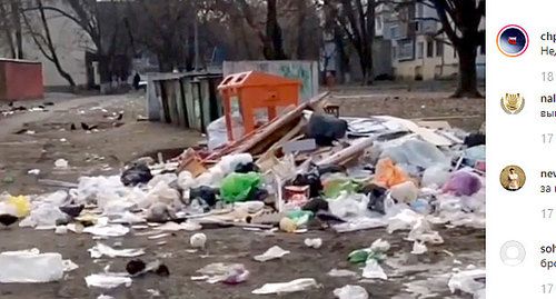Мусор около контейнерной площадки на улице Неделина в Нальчике. Скриншот публикации на странице "Происшествия Нальчик" в Instagram https://www.instagram.com/p/B6Dm9IIKQrl/ Мусор около контейнерной площадки на улице Неделина в Нальчике. Скриншот публикации на странице "Происшествия Нальчик" в Instagram https://www.instagram.com/p/B6Dm9IIKQrl/