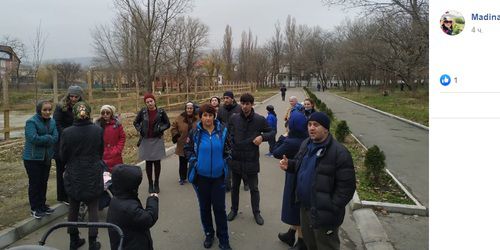 Прогулка в махачкалинском парке Ленинского комсомола. Фото: скриншот в Facebook "ГородНаш" https://www.facebook.com/groups/794318720724087/permalink/1546846332137985/ Прогулка в махачкалинском парке Ленинского комсомола. Фото: скриншот в Facebook "ГородНаш" https://www.facebook.com/groups/794318720724087/permalink/1546846332137985/