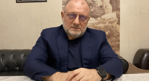 Кадр видеоообращения Джамбулата Умарова к Александру Сокурову. https://www.instagram.com/p/B6GlGOnobBs/ Кадр видеоообращения Джамбулата Умарова к Александру Сокурову. https://www.instagram.com/p/B6GlGOnobBs/
