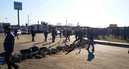 Экажевский круг, где было перекрыто движение по федеральной трассе. 27 марта 2019 года. Фото Умара Йовлоя для "Кавказского узла" Экажевский круг, где было перекрыто движение по федеральной трассе. 27 марта 2019 года. Фото Умара Йовлоя для "Кавказского узла"