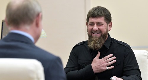 Рамзан Кадыров во время встречи с президентом России Владимиром Путиным в подмосковной резиденции 31 августа 2019 года. Фото: Алексей Никольский / REUTERS Рамзан Кадыров во время встречи с президентом России Владимиром Путиным в подмосковной резиденции 31 августа 2019 года. Фото: Алексей Никольский / REUTERS