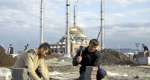 Строительство мечети в Грозном. Апрель 2007 г. Фото: REUTERS/Said Tsarnayev Строительство мечети в Грозном. Апрель 2007 г. Фото: REUTERS/Said Tsarnayev