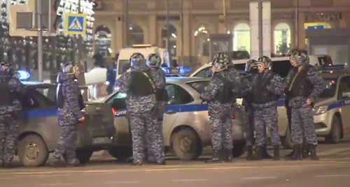 Силовики возле здания ФСБ в Москве. стоп-кадр канала "Комсомольская Правда" https://www.youtube.com/watch?v=8LrLWcR_K8U&feature=emb_logo Силовики возле здания ФСБ в Москве. стоп-кадр канала "Комсомольская Правда" https://www.youtube.com/watch?v=8LrLWcR_K8U&feature=emb_logo