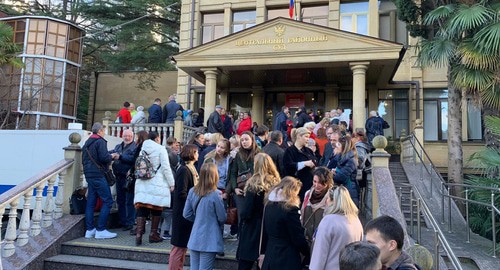 Группа поддержки Николая Кузичкина и Вячеслава Попова у здания суда. Фото Светланы Кравченко для "Кавказского узла" Группа поддержки Николая Кузичкина и Вячеслава Попова у здания суда. Фото Светланы Кравченко для "Кавказского узла"