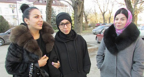 Мама подсудимого Адама Бадиева (справа) и его тети. Фото Вячеслава Ященко для "Кавказского узла" Мама подсудимого Адама Бадиева (справа) и его тети. Фото Вячеслава Ященко для "Кавказского узла"
