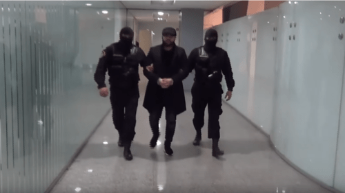 Скриншот видео конвоирования Нарека Саргсяна в ереванском аэропорту, https://www.youtube.com/watch?time_continue=16&v=1MUWqxKFicE&feature=emb_title Скриншот видео конвоирования Нарека Саргсяна в ереванском аэропорту, https://www.youtube.com/watch?time_continue=16&v=1MUWqxKFicE&feature=emb_title