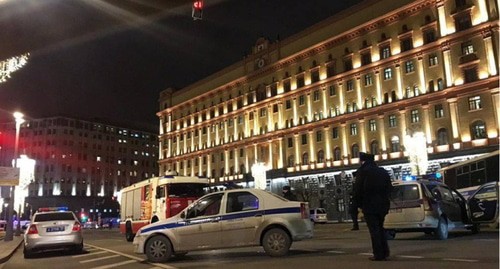 Силовики возле здания ФСБ на Лубянке.стоп-кадр канала "Комсомольская Правда" https://www.youtube.com/watch?v=8LrLWcR_K8U&feature=emb_logo Силовики возле здания ФСБ на Лубянке.стоп-кадр канала "Комсомольская Правда" https://www.youtube.com/watch?v=8LrLWcR_K8U&feature=emb_logo