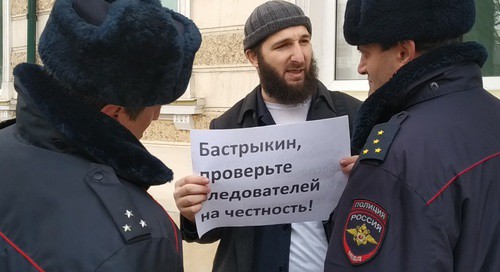 Журналист Идрис Юсупов проводит одиночный пикет. Махачкала, 23 декабря 2019 года. Фото Ильяса Капиева для "Кавказского узла" Журналист Идрис Юсупов проводит одиночный пикет. Махачкала, 23 декабря 2019 года. Фото Ильяса Капиева для "Кавказского узла"