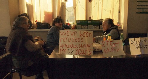 Вынужденные переселенцы в фойе министерства по делам беженцев, труда, здравоохранения и социальной защиты Грузии. Фото Беслана Кмузова для "Кавказского узла". Вынужденные переселенцы в фойе министерства по делам беженцев, труда, здравоохранения и социальной защиты Грузии. Фото Беслана Кмузова для "Кавказского узла".