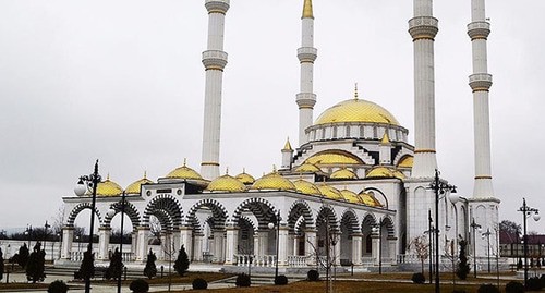 Мечеть в селе Гелдаган Курчалоевского района Чеченской Республики. Фото: Муслим (muslim322) https://ru.wikipedia.org/ Мечеть в селе Гелдаган Курчалоевского района Чеченской Республики. Фото: Муслим (muslim322) https://ru.wikipedia.org/
