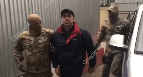Задержание Магомеда Джелилова. Кадр видео СКР https://www.youtube.com/watch?v=T127OWjKrPg Задержание Магомеда Джелилова. Кадр видео СКР https://www.youtube.com/watch?v=T127OWjKrPg