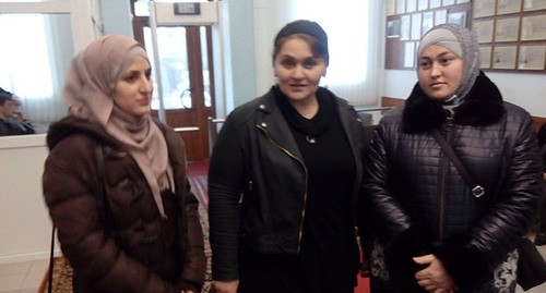 Жена подсудимого Хеди Оздоева и двоюродные сёстры (слева направо). Фото Вячеслава Ященко для "Кавказского узла" Жена подсудимого Хеди Оздоева и двоюродные сёстры (слева направо). Фото Вячеслава Ященко для "Кавказского узла"
