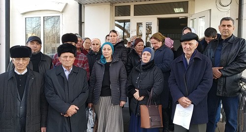 Люди у здания Министерства по нацполитике Ингушетии. Фото: Магомед Алиев для "Кавказского узла" Люди у здания Министерства по нацполитике Ингушетии. Фото: Магомед Алиев для "Кавказского узла"