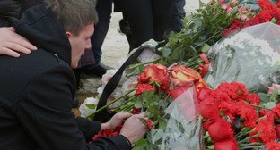 Возложение цветов на место теракта. Фото Татьяны Филимоновой для "Кавказского узла" Возложение цветов на место теракта. Фото Татьяны Филимоновой для "Кавказского узла"
