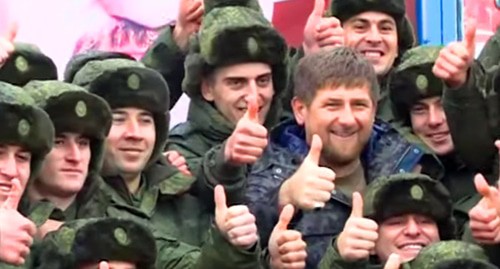Чеченские призывники и Рамзан Кадыров. Фото: кадр видео канала NTV https://www.youtube.com/watch?time_continue=2&v=8SOQcOPd2SY&feature=emb_logo Чеченские призывники и Рамзан Кадыров. Фото: кадр видео канала NTV https://www.youtube.com/watch?time_continue=2&v=8SOQcOPd2SY&feature=emb_logo