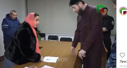 Петимат Сулейманова и Адам Эльжуркаев в телесюжете ЧГТРК "Грозный". Скриншот анонса на странице ЧГТРК в Instagram https://www.instagram.com/p/B6ssDCwCIik/ Петимат Сулейманова и Адам Эльжуркаев в телесюжете ЧГТРК "Грозный". Скриншот анонса на странице ЧГТРК в Instagram https://www.instagram.com/p/B6ssDCwCIik/