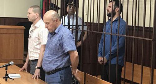 Абубакар Ризванов (справа) и его адвокаты Рафидин Курбанов и Леонид Заикин на заседании суда. Фото Патимат Махмудовой для "Кавказского узла" Абубакар Ризванов (справа) и его адвокаты Рафидин Курбанов и Леонид Заикин на заседании суда. Фото Патимат Махмудовой для "Кавказского узла"