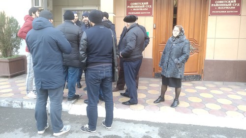 Группа поддержки Абдулмумина Гаджиева у Советского райсуда Махачкалы. 31 декабря 2019 года. Фото Ильяса Капиева для "Кавказского узла" Группа поддержки Абдулмумина Гаджиева у Советского райсуда Махачкалы. 31 декабря 2019 года. Фото Ильяса Капиева для "Кавказского узла"