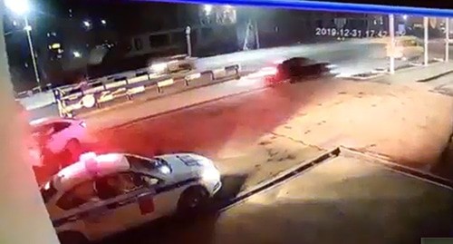 Кадр записи камеры видеонаблюдения на посту ДПС в Магасе https://www.youtube.com/watch?v=GPIU4lYnQGk Кадр записи камеры видеонаблюдения на посту ДПС в Магасе https://www.youtube.com/watch?v=GPIU4lYnQGk