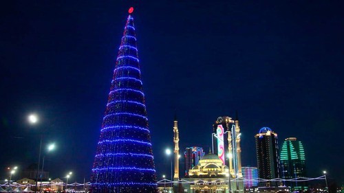 Новогодняя елка в Грозном. Фото пресс-службы администрации города, http://grozmer.ru Новогодняя елка в Грозном. Фото пресс-службы администрации города, http://grozmer.ru