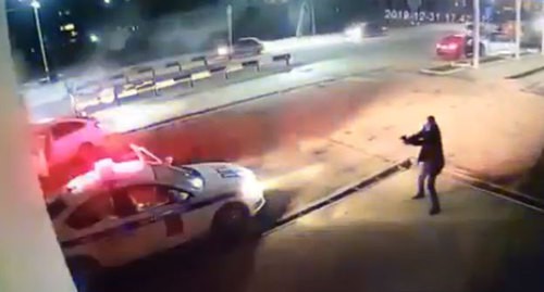 Кадр записи камеры видеонаблюдения на посту ДПС в Магасе https://www.youtube.com/watch?v=GPIU4lYnQGk Кадр записи камеры видеонаблюдения на посту ДПС в Магасе https://www.youtube.com/watch?v=GPIU4lYnQGk