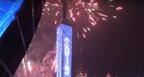 Фейерверки на главной площади в Батуми в ночь на 1 января 2019 года. Скриншот видео "Sputnik-Грузия", https://www.youtube.com/watch?v=X5OSuONxTpU Фейерверки на главной площади в Батуми в ночь на 1 января 2019 года. Скриншот видео "Sputnik-Грузия", https://www.youtube.com/watch?v=X5OSuONxTpU
