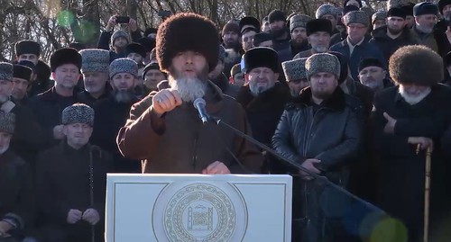 Выступление муфтия Чечни Салаха Межиева в Шали во время религиозных мероприятий в память Кунта-хаджи Кишиева, 3 января 2020 года. Стоп-кадр из видео на Youtube-канале «ДУМ ЧР». https://www.youtube.com/watch?v=EW4RJdc3QQc Выступление муфтия Чечни Салаха Межиева в Шали во время религиозных мероприятий в память Кунта-хаджи Кишиева, 3 января 2020 года. Стоп-кадр из видео на Youtube-канале «ДУМ ЧР». https://www.youtube.com/watch?v=EW4RJdc3QQc