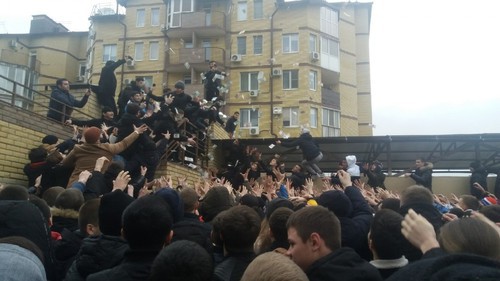 Люди ловят разбрасываемые блогером деньги в Волгограде. 6 января 2020 года. Фото: Алексей Серебряков, V1 Люди ловят разбрасываемые блогером деньги в Волгограде. 6 января 2020 года. Фото: Алексей Серебряков, V1